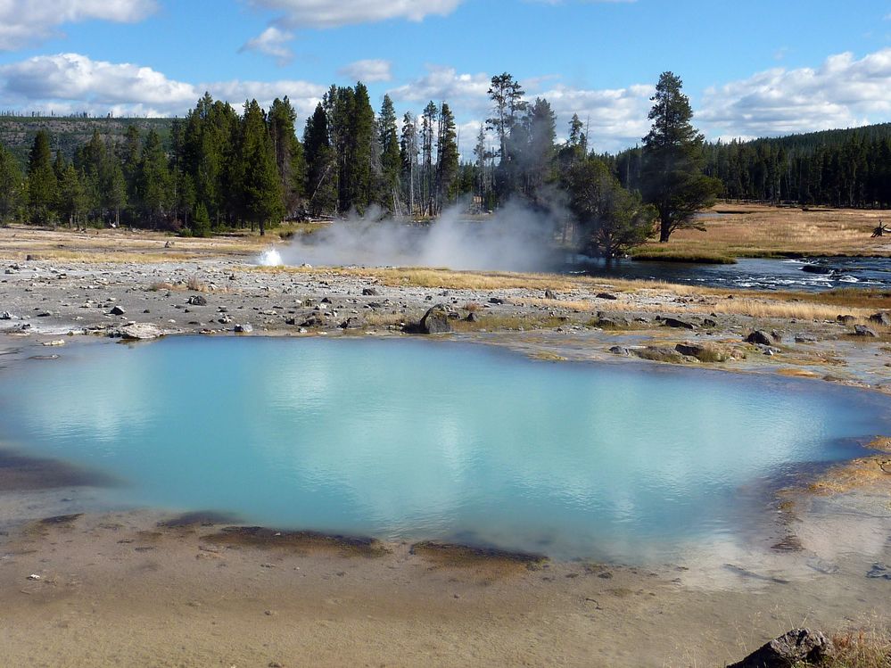 Yellowstone Biscuit basin (51).JPG